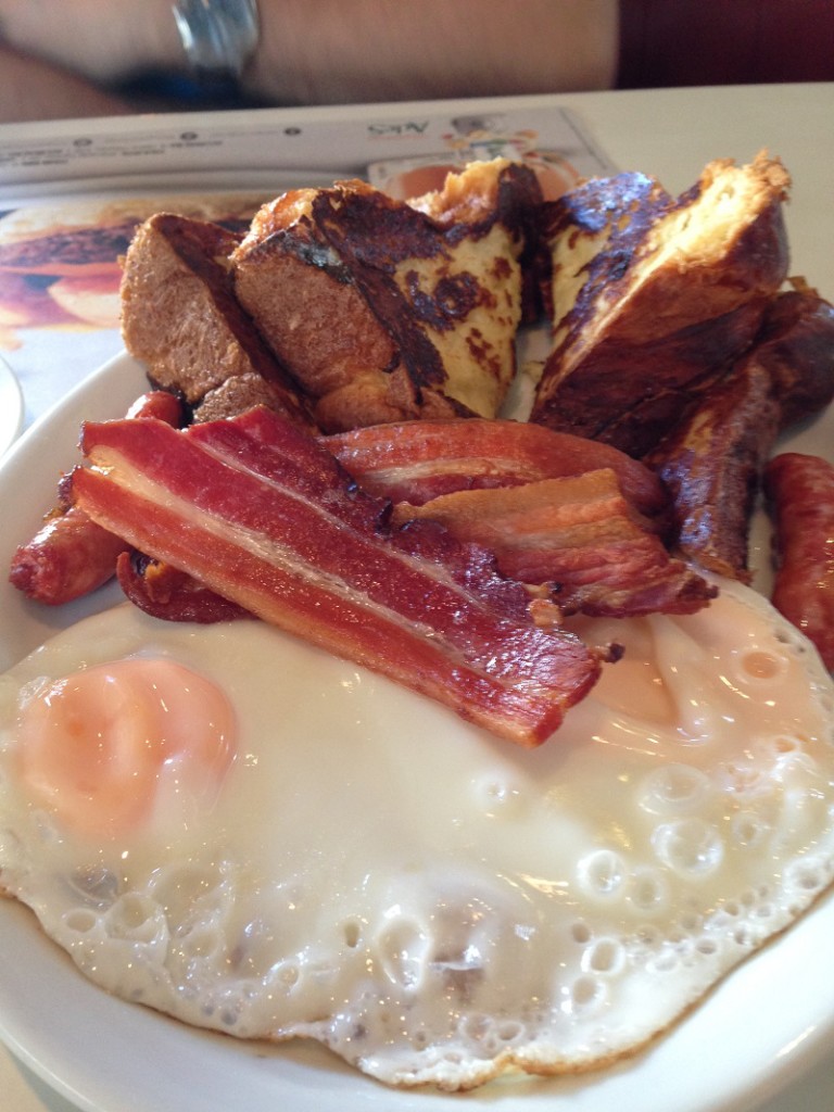 Bacon, ovos, linguiça e french toast. Momento tentação / Crédito: Ana Elisa Teixeira
