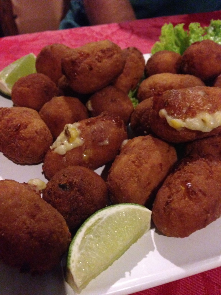 Bolinhos de milho e de bacalhau / Crédito: Ana Elisa Teixeira