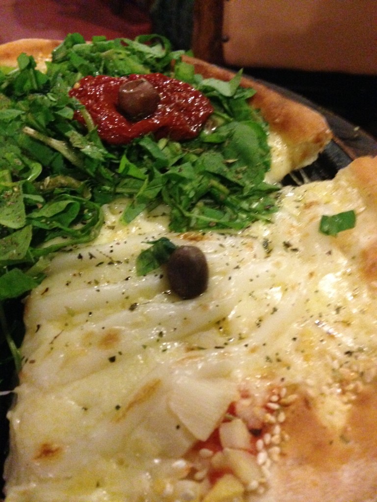 Pizza de palmito e de rúcula com tomate seco / Crédito: Ana Elisa Teixeira