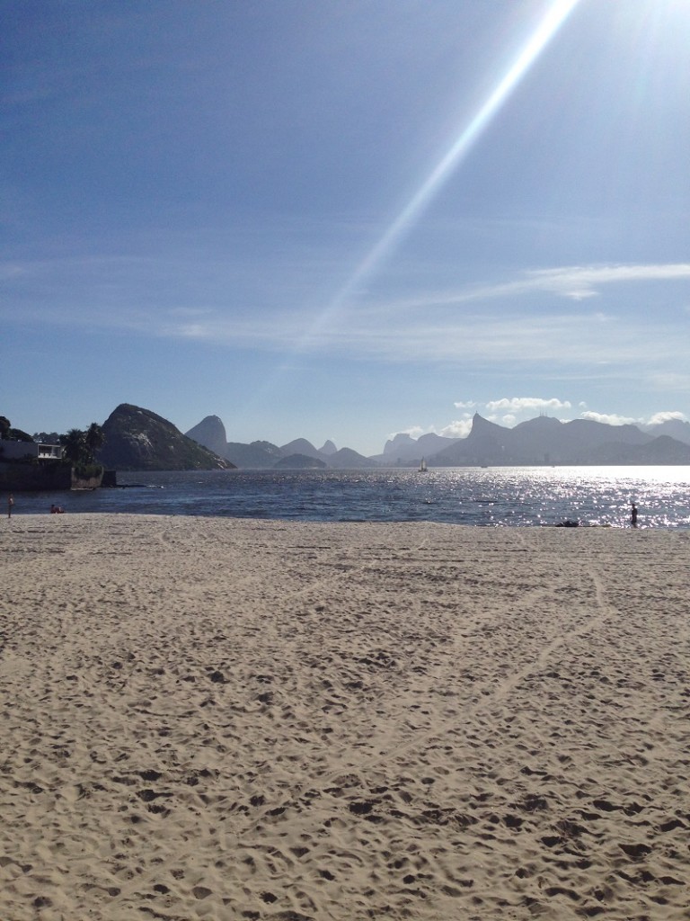 Praia de Icaraí ideal para andar no calçadão e apreciar a vista do Pão de Açúcar e do Cristo Redentor / Crédito: Ana Elisa Teixeira