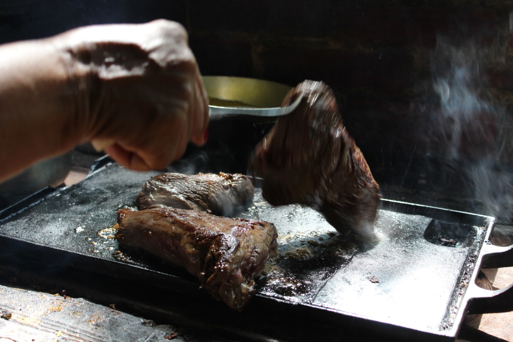 Carne de búfalo sendo preparada / Crédito: Ana Elisa Teixeira