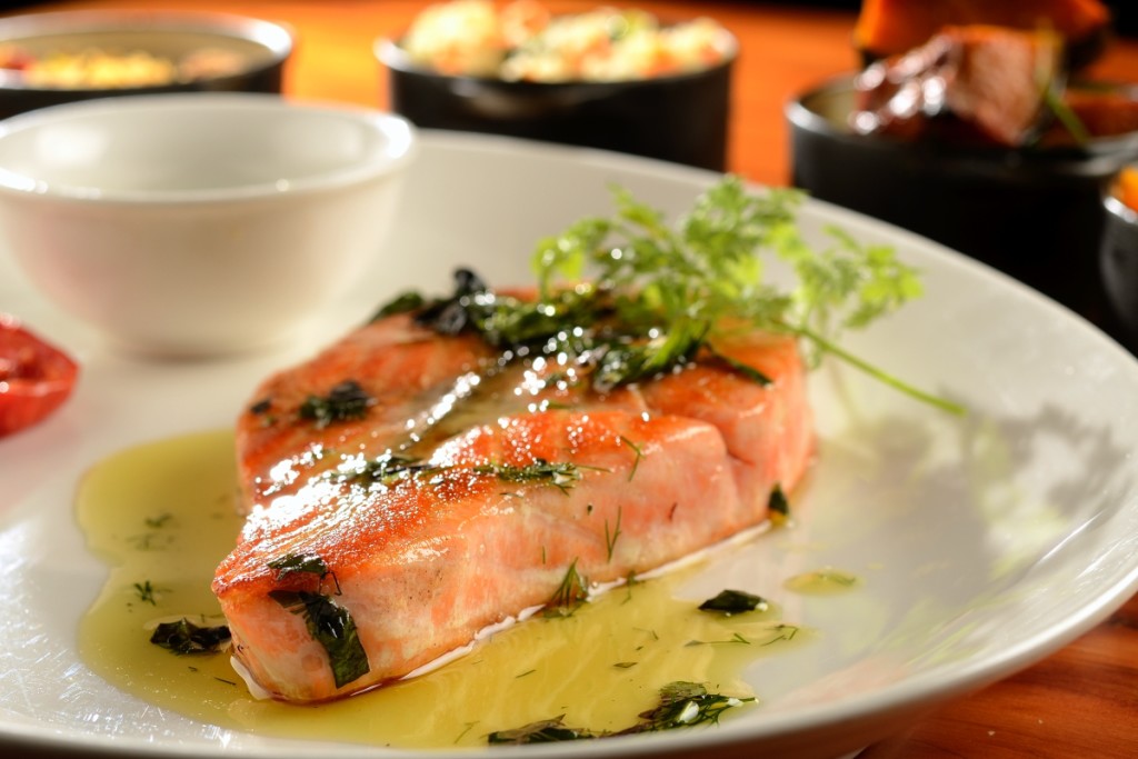 Salmão marinado com Ricard do Le Bife / Crédito: Divulgação